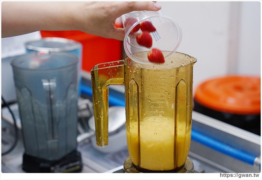 台中限定的草莓夾心來囉，加了米茶，獨特滋味只有這裡能喝到！還有超好拍的斑馬紋飲品和紅豆粉粿