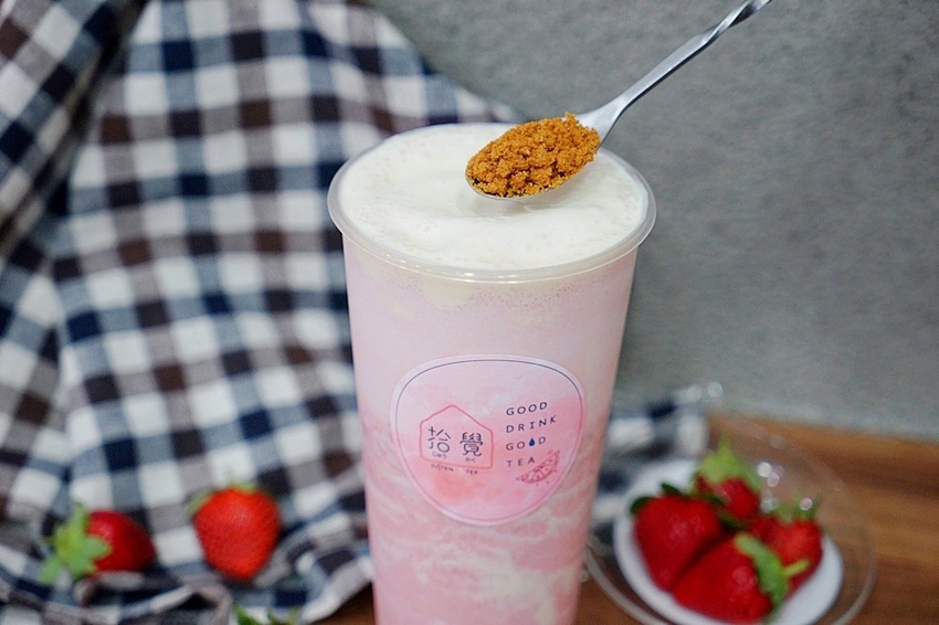 台中限定的草莓夾心來囉，加了米茶，獨特滋味只有這裡能喝到！還有超好拍的斑馬紋飲品和紅豆粉粿