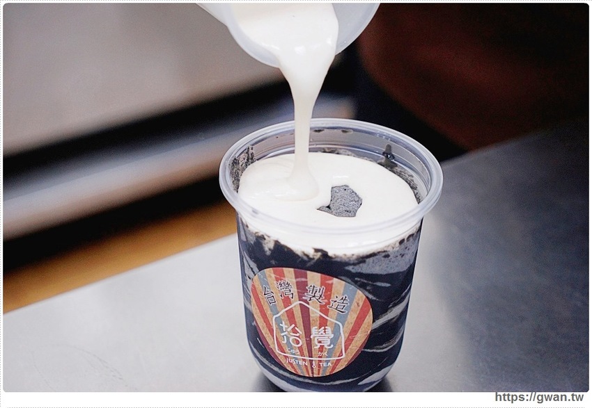 台中限定的草莓夾心來囉，加了米茶，獨特滋味只有這裡能喝到！還有超好拍的斑馬紋飲品和紅豆粉粿