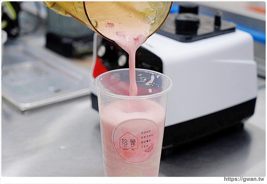 台中限定的草莓夾心來囉，加了米茶，獨特滋味只有這裡能喝到！還有超好拍的斑馬紋飲品和紅豆粉粿