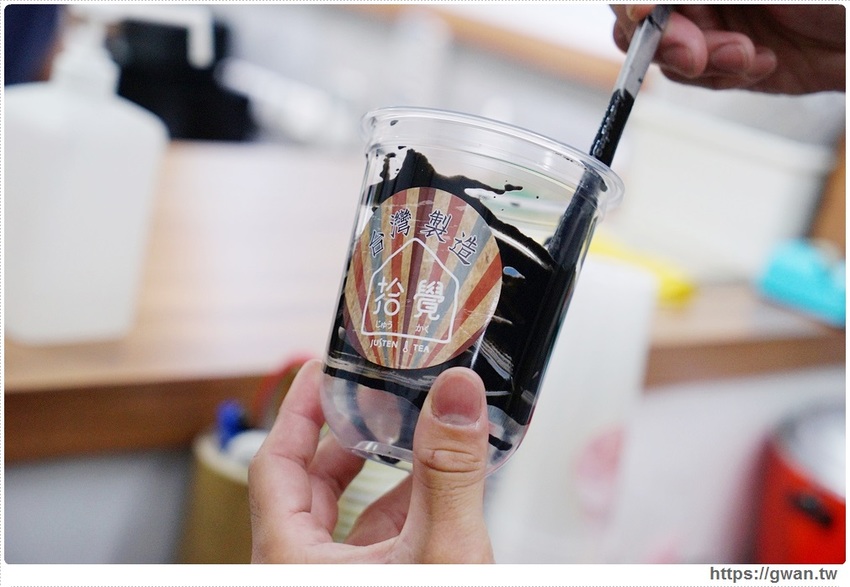 台中限定的草莓夾心來囉，加了米茶，獨特滋味只有這裡能喝到！還有超好拍的斑馬紋飲品和紅豆粉粿