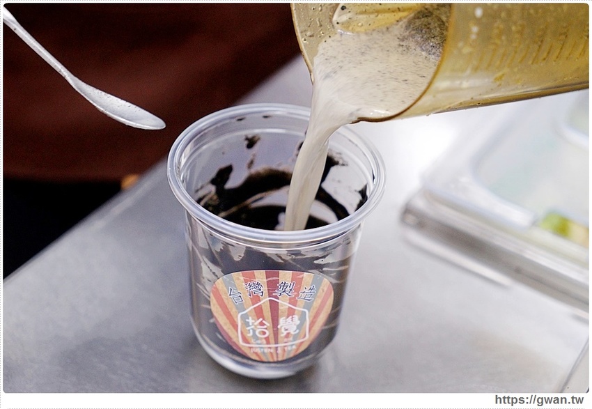 台中限定的草莓夾心來囉，加了米茶，獨特滋味只有這裡能喝到！還有超好拍的斑馬紋飲品和紅豆粉粿