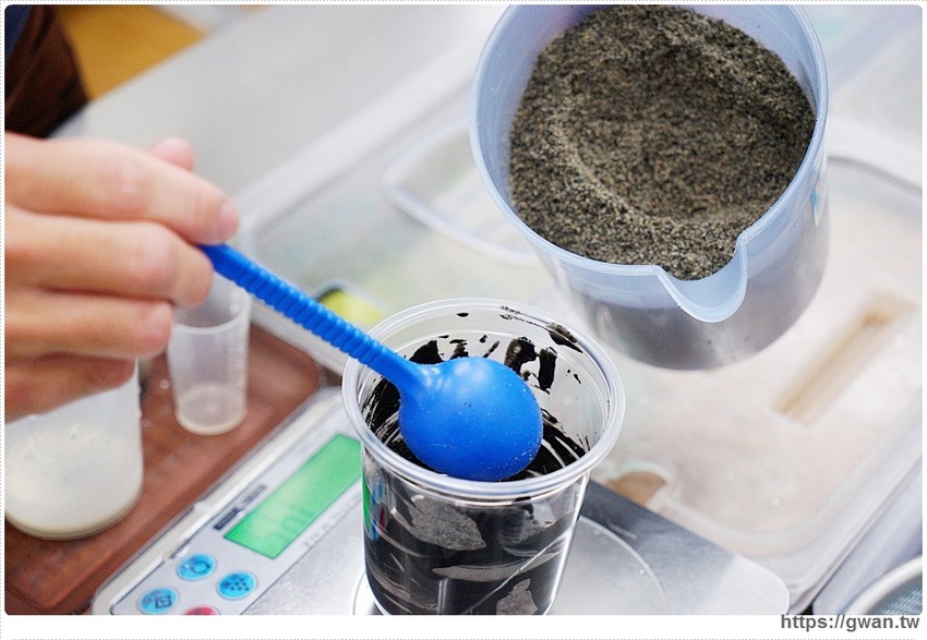 台中限定的草莓夾心來囉，加了米茶，獨特滋味只有這裡能喝到！還有超好拍的斑馬紋飲品和紅豆粉粿