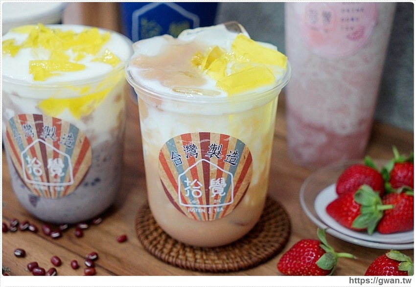 台中限定的草莓夾心來囉，加了米茶，獨特滋味只有這裡能喝到！還有超好拍的斑馬紋飲品和紅豆粉粿