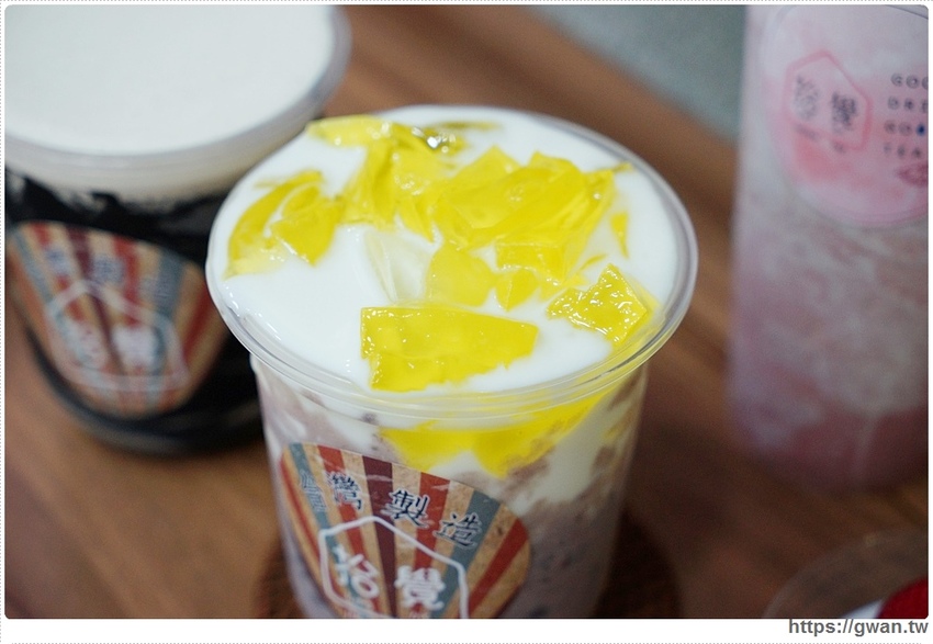 台中限定的草莓夾心來囉，加了米茶，獨特滋味只有這裡能喝到！還有超好拍的斑馬紋飲品和紅豆粉粿