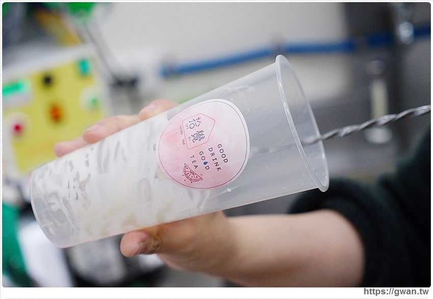 台中限定的草莓夾心來囉，加了米茶，獨特滋味只有這裡能喝到！還有超好拍的斑馬紋飲品和紅豆粉粿