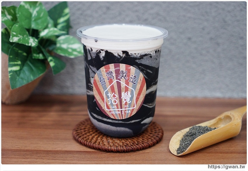 台中限定的草莓夾心來囉，加了米茶，獨特滋味只有這裡能喝到！還有超好拍的斑馬紋飲品和紅豆粉粿