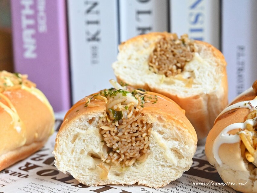 永勝炒麵麵包｜不必飛日本，在台中也能吃到炒麵麵包，口味多樣化，口味超多，還有隱藏版義大利麵只要銅板價！