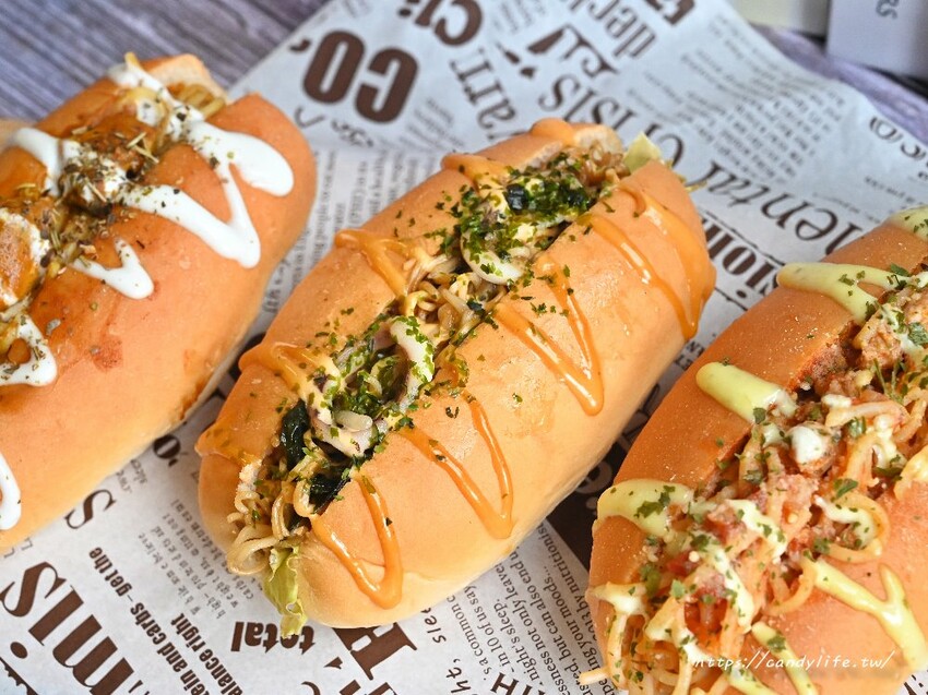 永勝炒麵麵包｜不必飛日本，在台中也能吃到炒麵麵包，口味多樣化，口味超多，還有隱藏版義大利麵只要銅板價！