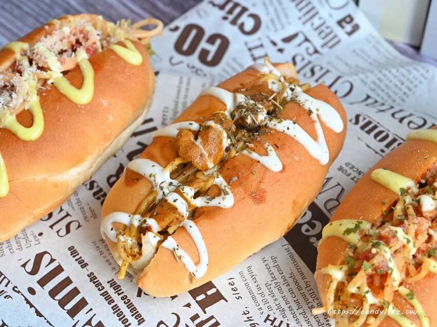 永勝炒麵麵包｜不必飛日本，在台中也能吃到炒麵麵包，口味多樣化，口味超多，還有隱藏版義大利麵只要銅板價！