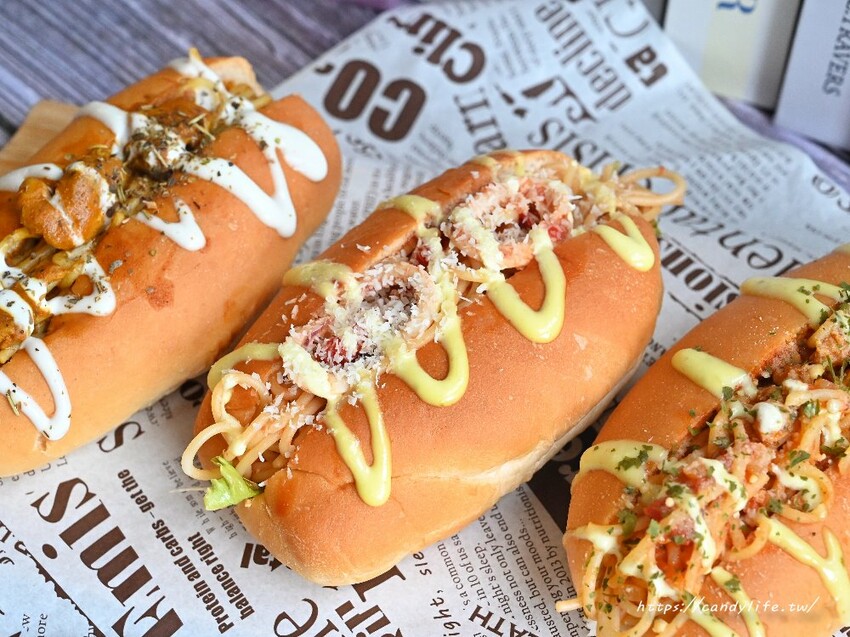 永勝炒麵麵包｜不必飛日本，在台中也能吃到炒麵麵包，口味多樣化，口味超多，還有隱藏版義大利麵只要銅板價！