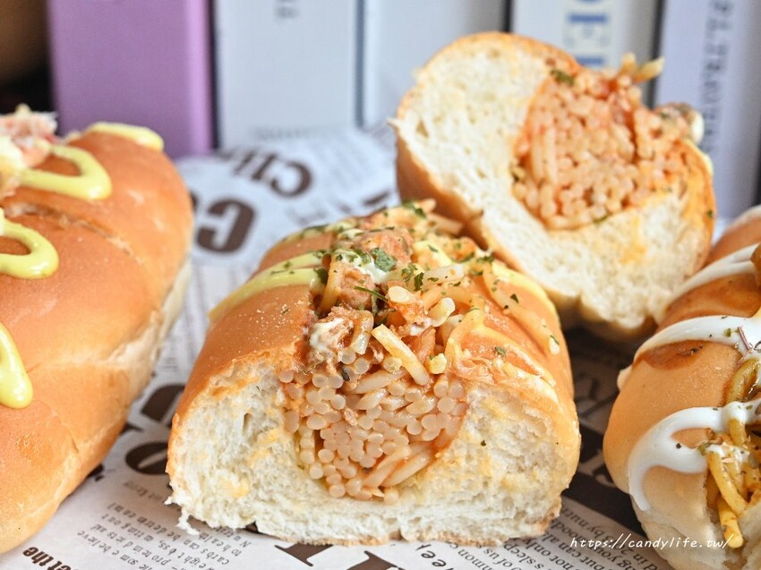 永勝炒麵麵包｜不必飛日本，在台中也能吃到炒麵麵包，口味多樣化，口味超多，還有隱藏版義大利麵只要銅板價！