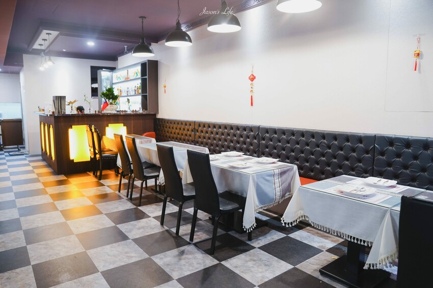 【台中西區｜美食】斯里印度餐廳。印度料理推薦，正宗印度人經營，多樣餐點香味十足，烤餅好香好吃