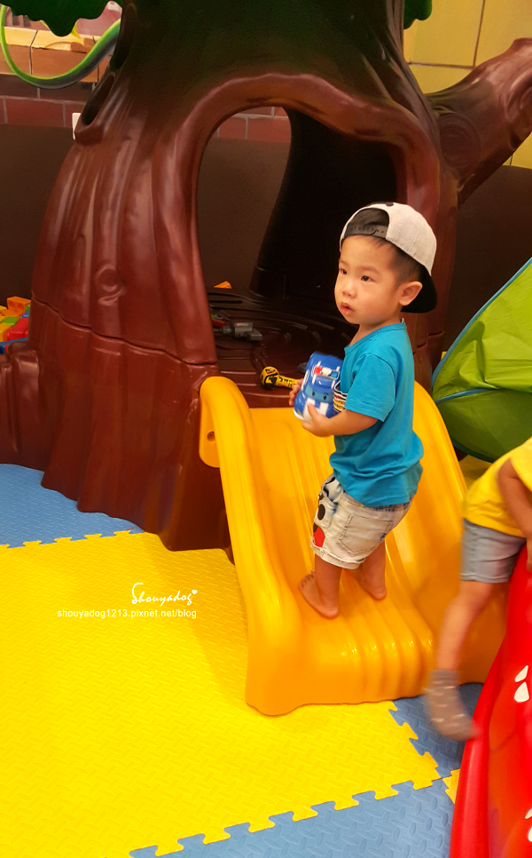 傑克堡親子民宿：【親子旅館】溜滑梯X球池 孩子們的瘋狂天堂  傑克堡 近花園夜市的台南北區住宿