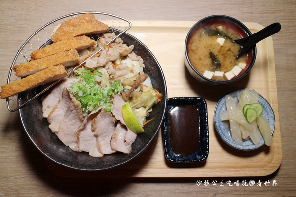 御台所日式輕食早午餐:板橋日式輕食『御台所』朝食/丼飯/鍋物/三隻小豬一次吃到多種口味超大份量