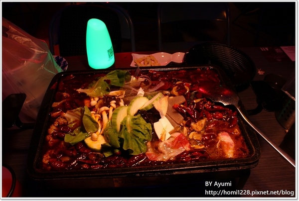 水貨-中和店：[食記]烤魚+麻辣鍋=一爐兩吃～炭火烤魚初體驗就在水貨-中和店