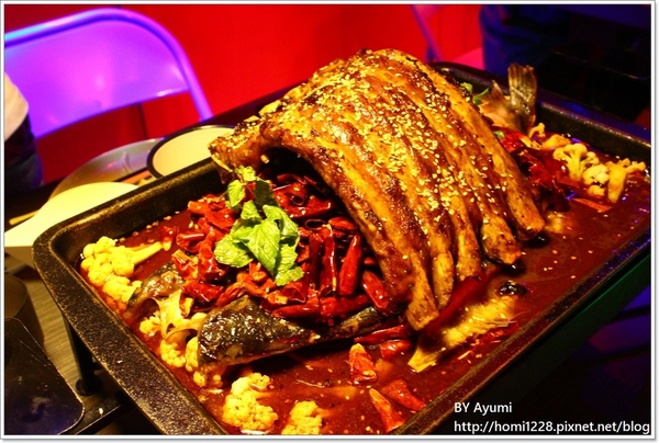 水貨-中和店：[食記]烤魚+麻辣鍋=一爐兩吃～炭火烤魚初體驗就在水貨-中和店
