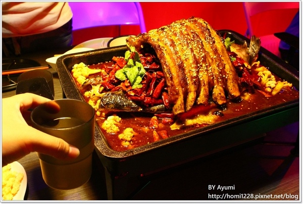 水貨-中和店：[食記]烤魚+麻辣鍋=一爐兩吃～炭火烤魚初體驗就在水貨-中和店