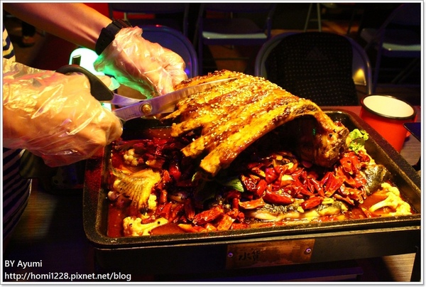 水貨-中和店：[食記]烤魚+麻辣鍋=一爐兩吃～炭火烤魚初體驗就在水貨-中和店