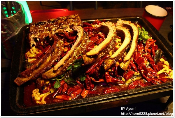 水貨-中和店：[食記]烤魚+麻辣鍋=一爐兩吃～炭火烤魚初體驗就在水貨-中和店