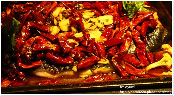 水貨-中和店：[食記]烤魚+麻辣鍋=一爐兩吃～炭火烤魚初體驗就在水貨-中和店