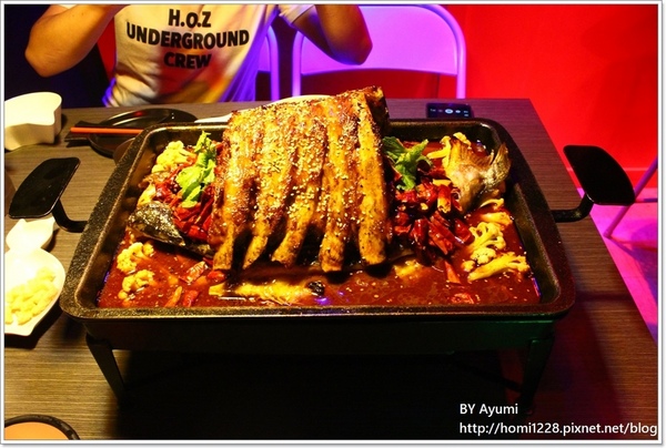 水貨-中和店：[食記]烤魚+麻辣鍋=一爐兩吃～炭火烤魚初體驗就在水貨-中和店