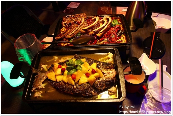 水貨-中和店：[食記]烤魚+麻辣鍋=一爐兩吃～炭火烤魚初體驗就在水貨-中和店