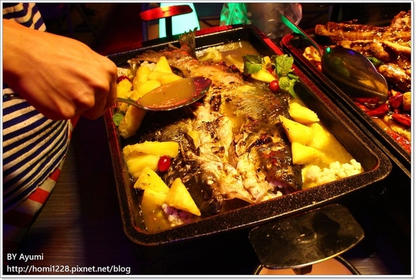 水貨-中和店：[食記]烤魚+麻辣鍋=一爐兩吃～炭火烤魚初體驗就在水貨-中和店