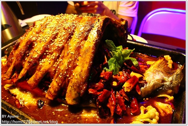 水貨-中和店：[食記]烤魚+麻辣鍋=一爐兩吃～炭火烤魚初體驗就在水貨-中和店