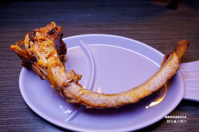 新北中和美食 水货炭火烤鱼 一炉两吃的炭火烤鱼 超霸气熊掌烤鱼,水果