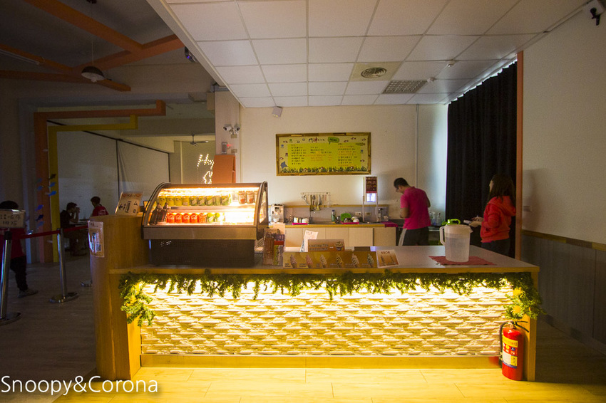 【宜蘭景點】五結親子景點|鬥陣來七桃科技體驗館~AR、VR互動體驗,手機撈魚、雷射神偷、電頭毛做造型,雨天備案來這裡