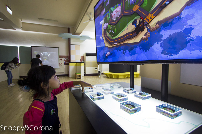 【宜蘭景點】五結親子景點|鬥陣來七桃科技體驗館~AR、VR互動體驗,手機撈魚、雷射神偷、電頭毛做造型,雨天備案來這裡