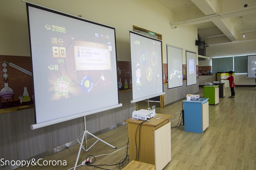 【宜蘭景點】五結親子景點|鬥陣來七桃科技體驗館~AR、VR互動體驗,手機撈魚、雷射神偷、電頭毛做造型,雨天備案來這裡