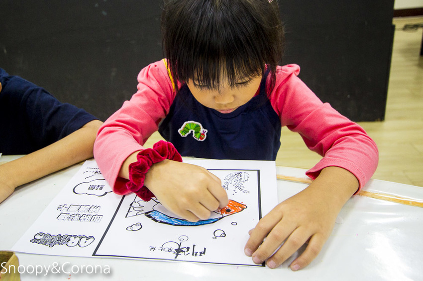 【宜蘭景點】五結親子景點|鬥陣來七桃科技體驗館~AR、VR互動體驗,手機撈魚、雷射神偷、電頭毛做造型,雨天備案來這裡