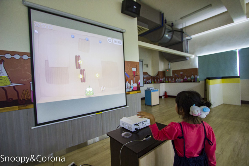 【宜蘭景點】五結親子景點|鬥陣來七桃科技體驗館~AR、VR互動體驗,手機撈魚、雷射神偷、電頭毛做造型,雨天備案來這裡