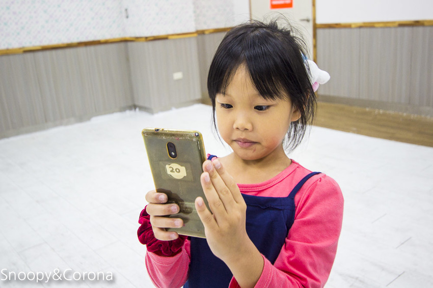 【宜蘭景點】五結親子景點|鬥陣來七桃科技體驗館~AR、VR互動體驗,手機撈魚、雷射神偷、電頭毛做造型,雨天備案來這裡