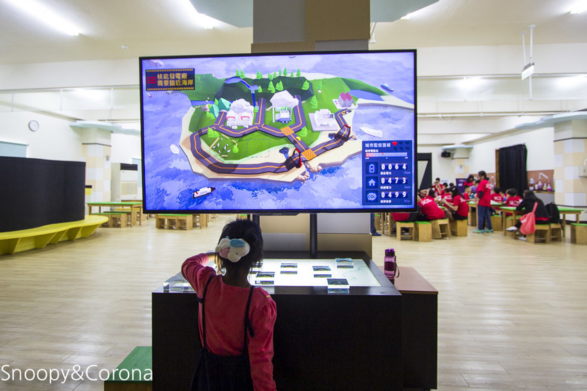 【宜蘭景點】五結親子景點|鬥陣來七桃科技體驗館~AR、VR互動體驗,手機撈魚、雷射神偷、電頭毛做造型,雨天備案來這裡