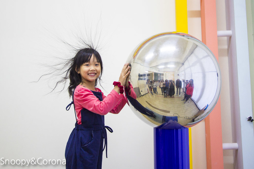 【宜蘭景點】五結親子景點|鬥陣來七桃科技體驗館~AR、VR互動體驗,手機撈魚、雷射神偷、電頭毛做造型,雨天備案來這裡