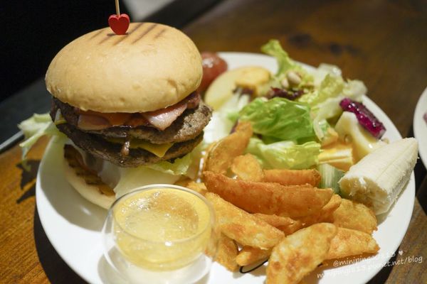 【美食｜台北松山】徒步３分‧小食光｜搬家囉!近中山國中捷運站‧靜謐巷弄內的法式美味下午茶簡餐.咖啡‧早午餐-每天都有隱藏版蛋糕!