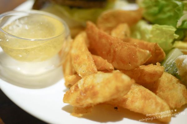 【美食｜台北松山】徒步３分‧小食光｜搬家囉!近中山國中捷運站‧靜謐巷弄內的法式美味下午茶簡餐.咖啡‧早午餐-每天都有隱藏版蛋糕!