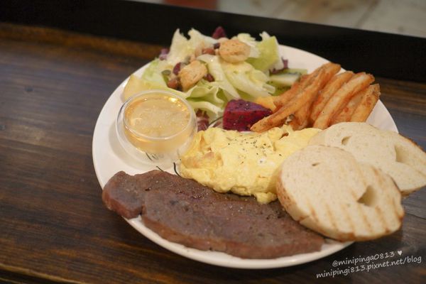 【美食｜台北松山】徒步３分‧小食光｜搬家囉!近中山國中捷運站‧靜謐巷弄內的法式美味下午茶簡餐.咖啡‧早午餐-每天都有隱藏版蛋糕!