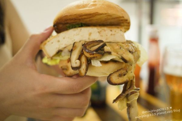 【美食｜台北松山】徒步３分‧小食光｜搬家囉!近中山國中捷運站‧靜謐巷弄內的法式美味下午茶簡餐.咖啡‧早午餐-每天都有隱藏版蛋糕!