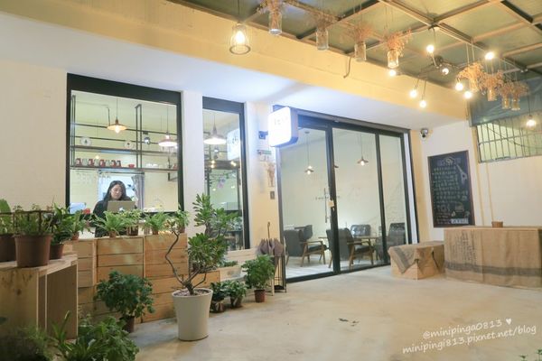 【美食｜台北松山】徒步３分‧小食光｜搬家囉!近中山國中捷運站‧靜謐巷弄內的法式美味下午茶簡餐.咖啡‧早午餐-每天都有隱藏版蛋糕!