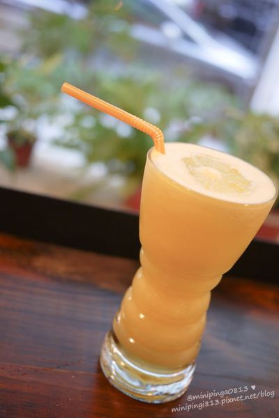 【美食｜台北松山】徒步３分‧小食光｜搬家囉!近中山國中捷運站‧靜謐巷弄內的法式美味下午茶簡餐.咖啡‧早午餐-每天都有隱藏版蛋糕!