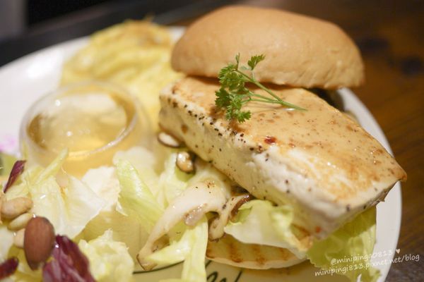 【美食｜台北松山】徒步３分‧小食光｜搬家囉!近中山國中捷運站‧靜謐巷弄內的法式美味下午茶簡餐.咖啡‧早午餐-每天都有隱藏版蛋糕!