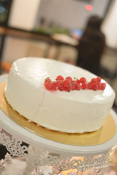 【美食｜台北松山】徒步３分‧小食光｜搬家囉!近中山國中捷運站‧靜謐巷弄內的法式美味下午茶簡餐.咖啡‧早午餐-每天都有隱藏版蛋糕!