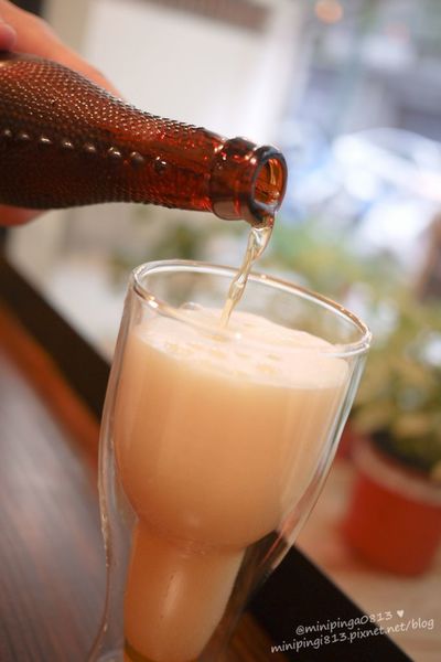 【美食｜台北松山】徒步３分‧小食光｜搬家囉!近中山國中捷運站‧靜謐巷弄內的法式美味下午茶簡餐.咖啡‧早午餐-每天都有隱藏版蛋糕!