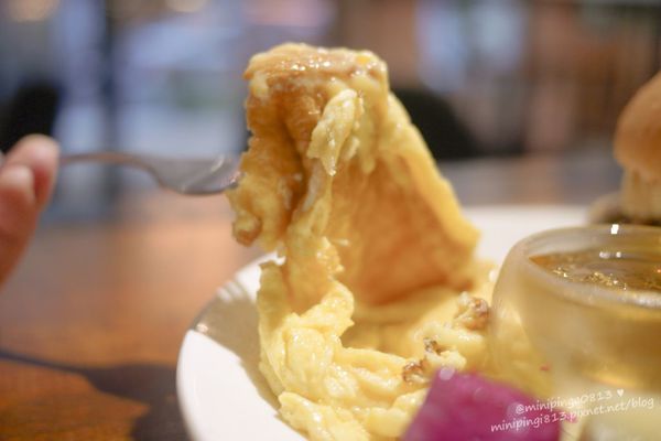 【美食｜台北松山】徒步３分‧小食光｜搬家囉!近中山國中捷運站‧靜謐巷弄內的法式美味下午茶簡餐.咖啡‧早午餐-每天都有隱藏版蛋糕!