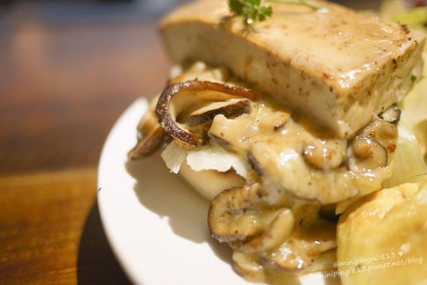 【美食｜台北松山】徒步３分‧小食光｜搬家囉!近中山國中捷運站‧靜謐巷弄內的法式美味下午茶簡餐.咖啡‧早午餐-每天都有隱藏版蛋糕!