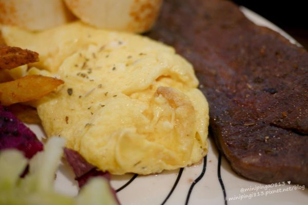 【美食｜台北松山】徒步３分‧小食光｜搬家囉!近中山國中捷運站‧靜謐巷弄內的法式美味下午茶簡餐.咖啡‧早午餐-每天都有隱藏版蛋糕!